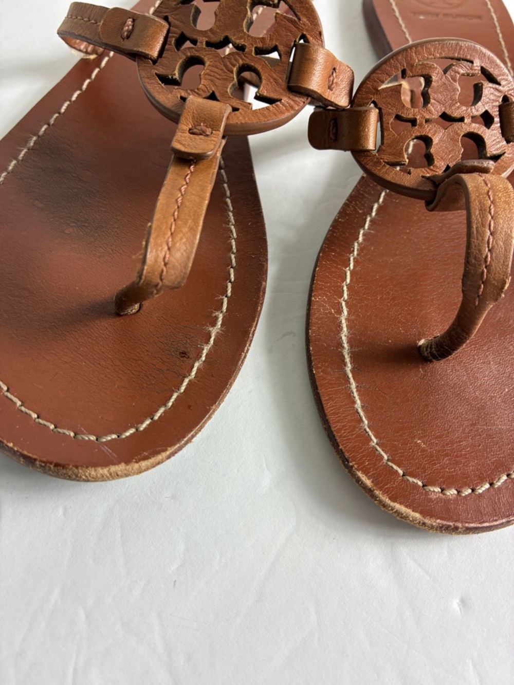 Tory Burch Flat Thong Sandals Leather Circle-Logo Chestnut Sz 7 - Picture 3 of 9